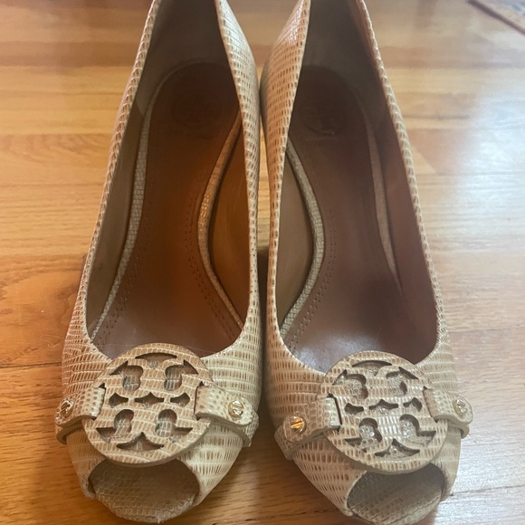Tory Burch Beige  snake skin texture Peep Toe Heels 6.5 - gently worn - Picture 1 of 10